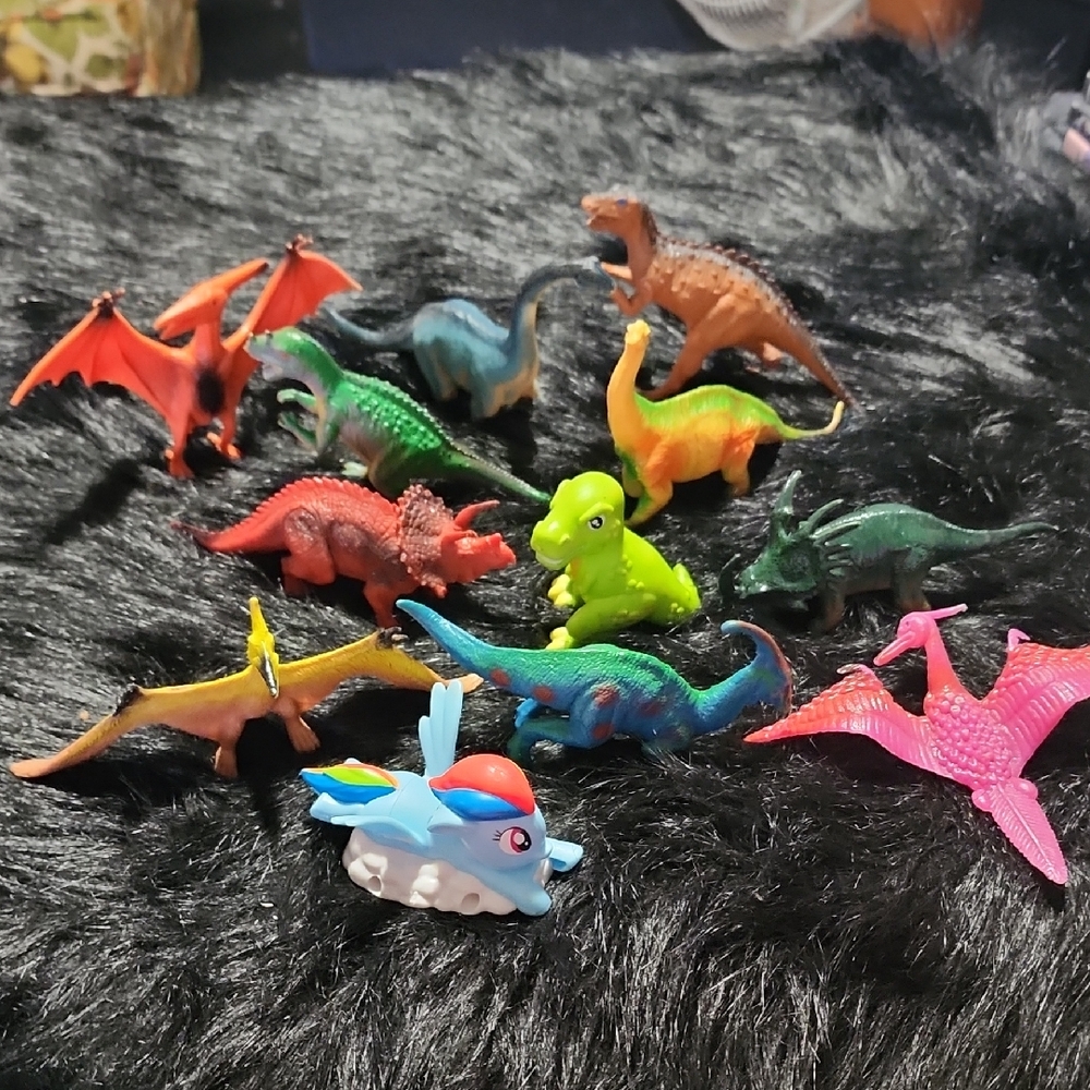 Colorful Dinosaur Toy Set. VINTAGE. Set Of 12 Dinosaurs.